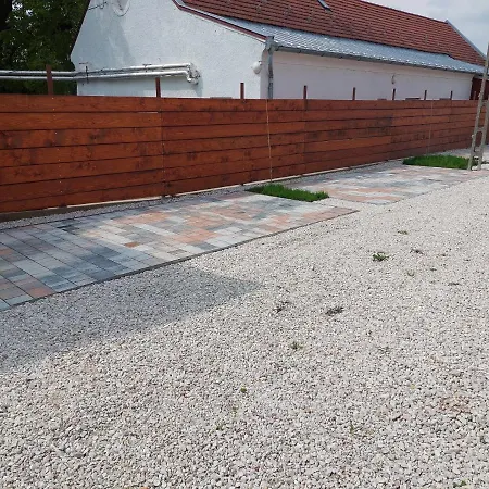 Szent Bernat Vendeghaz Apartman *